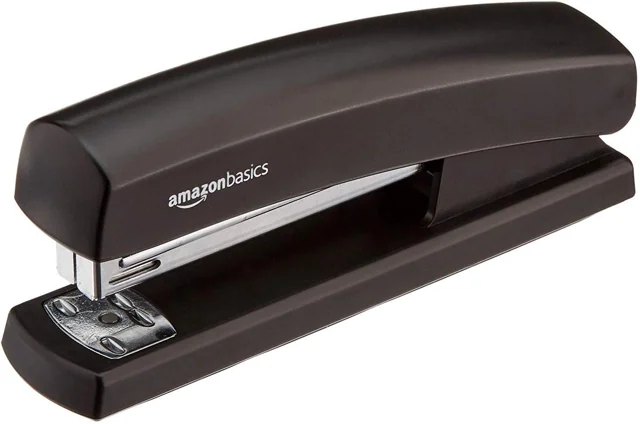 Amazon Basics 黑色釘書機連1,000枚釘書針商品實物照片